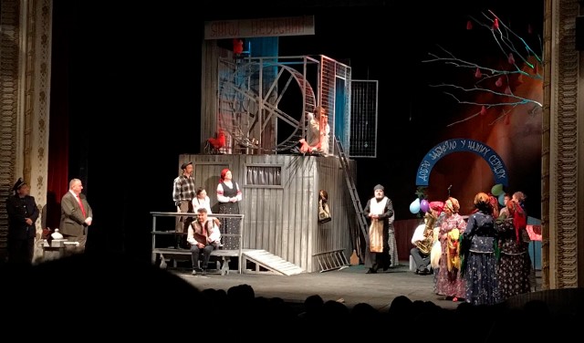 Фрагмент вистави ''Вуйцьо з крилами''